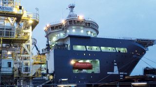 Die North Sea Giant verfügt über mehrere Kransysteme mit einer Gesamtkapazität von fast 1000 t. Als größtes und fortschrittlichstes Schiff wurde sie für extreme Einsätze in der Nordsee gebaut. (Tsubaki Kabelschlepp)