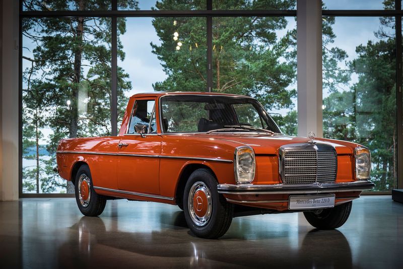 Er basierte auf dem 220 D („Strich-Achter“, Baureihe W 115) und war mit Einzel- oder Doppelkabine erhältlich. (Daimler)