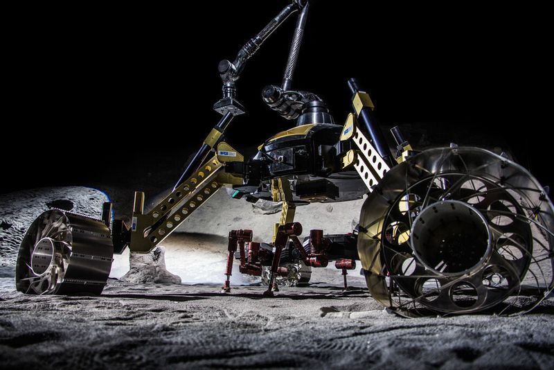Am Boden abgesetzt, krabbelt CREX unter den Rover. An dessen Bauch befindet sich eine elektromechanische Schnittstelle. Hier kann der Kletterroboter andocken sowie Energie und Informationen mit Sherpa austauschen. (Bild: DFKI/Florian Cordes)