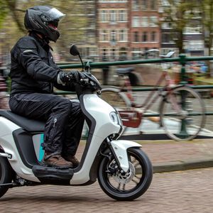 Dank einer angenehm aufrechten Sitzposition hat man als Fahrer einen guten Überblick über den Verkehr.(Bild:  Mike van Cleven/Yamaha)