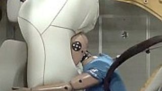 Der Rücksitzairbag schützt den Kopf des Insassen vor Kontakt mit der Sitzlehne. (Foto: TRW)