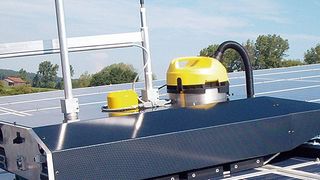 Der vom BMWi geförderte Hightech-Reinigungsroboter steigert durch umweltschonende Reinigung die Leistung von Photovoltaikanlagen. (Bild: Staudinger)