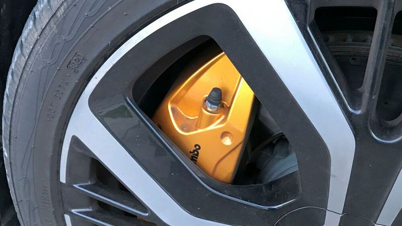 3. Die Bremse: Zur Performance-Variante des Polestar 2 gehören Brembo-Bremsen an der Vorderachse. Die Sättel sind in einem auffälligen Goldton lackiert, der sich ...  (Rosenow/»kfz-betrieb«)