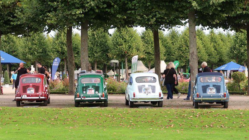 Klein- und Kleinstwagen aus der Nachkriegszeit sind eine Spezialität der Classic-Gala. Typische Beispiele: Fiat 500 … (Bild: Peter Diehl)