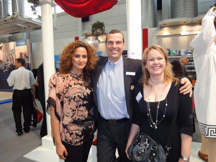 Roland Lunck, Cisco, mit den ITB Mädels Besa Agaj und Hannah Lamotte. (Archiv: Vogel Business Media)