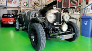 Ein gerade neu bereifter Vorkriegsklassiker – auch Arbeiten an Speichenrädern sind eine Spezialität der Oldtimerwerkstatt. (Bild: Diehl/»kfz-betrieb«)