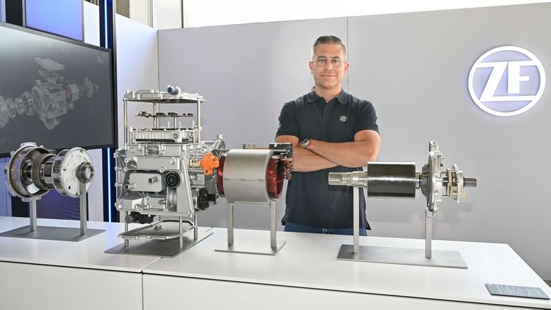 Auch künftig setzt ZF (im Bild CEO Mathias Miedreich) auf eigene Entwicklung und Produktion des E-Antriebsstrangs – samt Inverter und E-Motor.(Bild:  ZF Group)