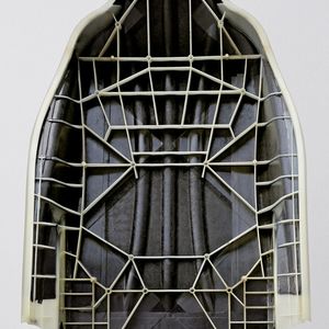 Gemeinsam mit Projektpartnern aus Industrie und Wissenschaft ist es dem Johnson Controls Team am Beispiel einer neu entwickelten Sitzlehnenstruktur gelungen, den Einsatz von Stahl und Leichtmetallen drastisch zu reduzieren und durch Multimaterialsysteme zu ersetzen.