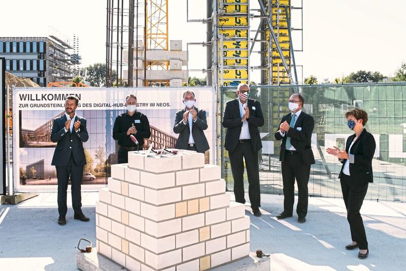 Legten den symbolischen Grundstein für das Projekt: Andreas Krone, Projektent, Patrick Denker, Architekturbüro GMD, Christoph Ranze, Gründer encoway und Leiter Digital Business Lenze, Andreas Bovenschulte, reg. Bürgermeister der Freien Hansestadt Bremen, Frank Maier, CTO Lenze, Dr. Claudia Schilling, Senatorin für Wissenschaft und Häfen (v.l.n.r.).  (2019 Ralf Böttcher/Lenze)