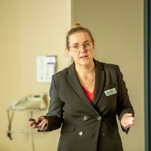 Parallel zur Ausstellung hatten die Besucher die Gelegenheit in Fachvorträgen ihr Wissen aufzufrischen. Wie bei Anika Lamm vom TÜV Süd. Sie referierte über die Ausbildung zum International Bolding Engineer.(Bild:  Amelie Jehmlich/ART n Photo)