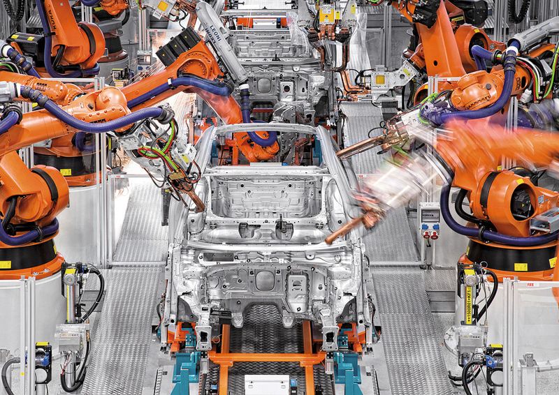 Bild 1: Das größte Einsatzgebiet für Industrieroboter ist der Karosseriebau. Dort wird eine energieeffiziente Gestaltung immer wichtiger. (Bild: Audi)