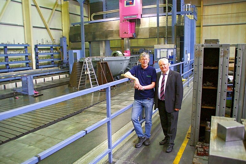 Herr Gerd Reich (Leiter Programmierung Leipert) und Herr Herrmann Schimmer (Key-Account-Manager Ingersoll) planen den kurzfristig bevorstehenden Einsatz der Systemwerkzeugaufnahmen. (Ingersoll Werkzeuge GmbH)