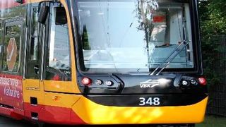 Im regulären Fahrgastbetrieb zeichnet die Karlsruher Messstraßenbahn ab sofort mechanische
und elektrische Größen sowie unterschiedliche Umgebungsparameter auf. (Bild: AVG/Michael Krauth)