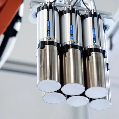 Und was die Batteriefertigung angeht, so kann Schmalz den Magnetgreifer SGM-SV-BY anbieten, der etwa Rundzellen im Rahmen von schnellen Handhabungsprozessen sicher packt. (Bild: J. Schmalz)