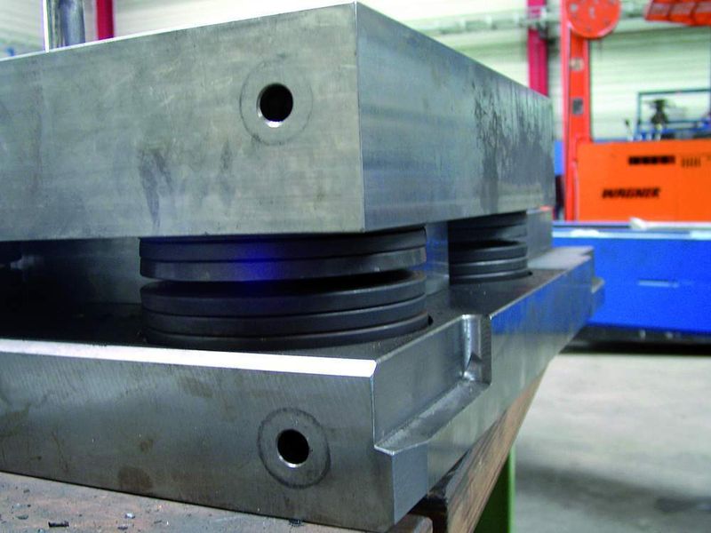 Bild 2: Schwimmende Lagerung des Werkzeugs durch Tellerfederpakete. (Archiv: Vogel Business Media)