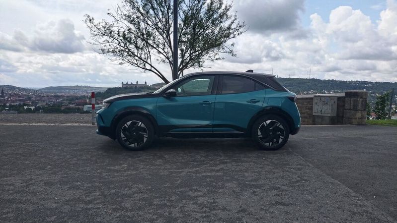 Den Opel Mokka gibt es mitterlweile in 2. Generation als vollelektrische Variante.(Bild:  Sven Prawitz/VCG)