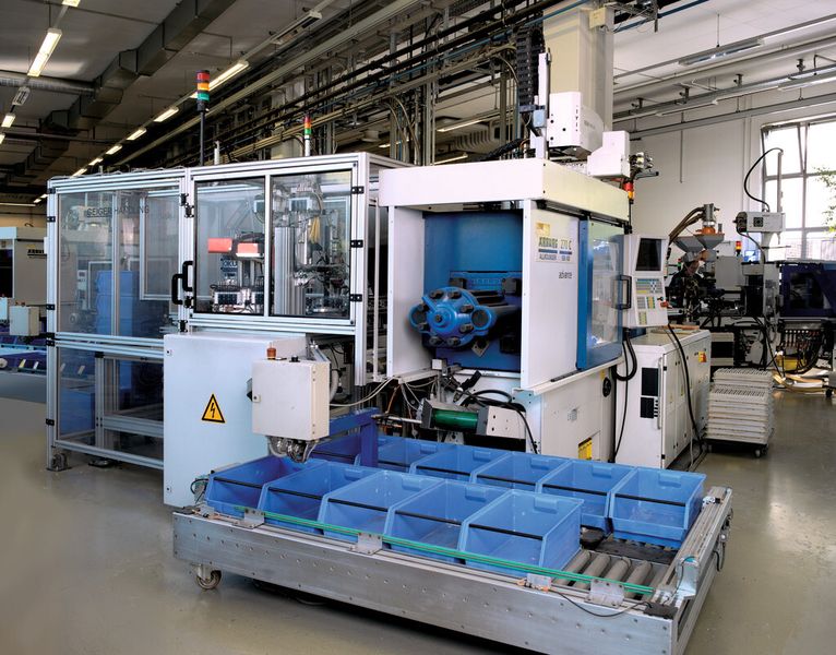 ...bis hin zur Kunststofftechnik liegen alles Kompetenzen im Werk in Bietigheim-Bissingen. (Merkel)