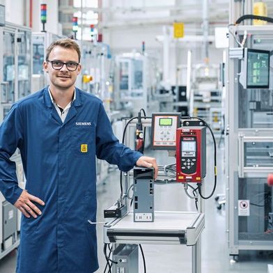 Circular Repair Services von Siemens unterstützen Unternehmen auf ihrem Weg zu einer Kreislaufwirtschaft, indem sie nicht funktionierende Geräte Instand setzen, Ressourcen optimieren und Verschrottung reduzieren können. (Bild: Siemens AG)
