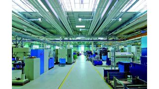 Die Fertigungshallen der Ohnhäuser GmbH werden mit Deckenstrahlplatten auf wirtschaftliche und ökologische Weise temperiert. (Archiv: Vogel Business Media)