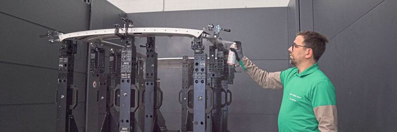 Vor dem Messen werden die glänzenden Flächen der Blechteile mit dem Aesub-Spray besprüht. Innerhalb weniger Sekunden entsteht eine matte homogene Schicht.(Bild:  Aesub)