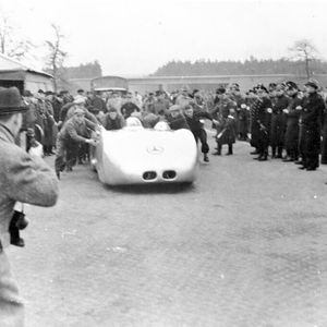 Mercedes-Benz Rekordwagen W 125, am Steuer Rudolf Caracciola. Rekordfahrt am 28. Januar 1938 auf der Autobahn zwischen Frankfurt am Main und Darmstadt. Die Marke erzielt am 28. Januar 1938 auf öffentlicher Straße eine Geschwindigkeit von 432,7 km/h.