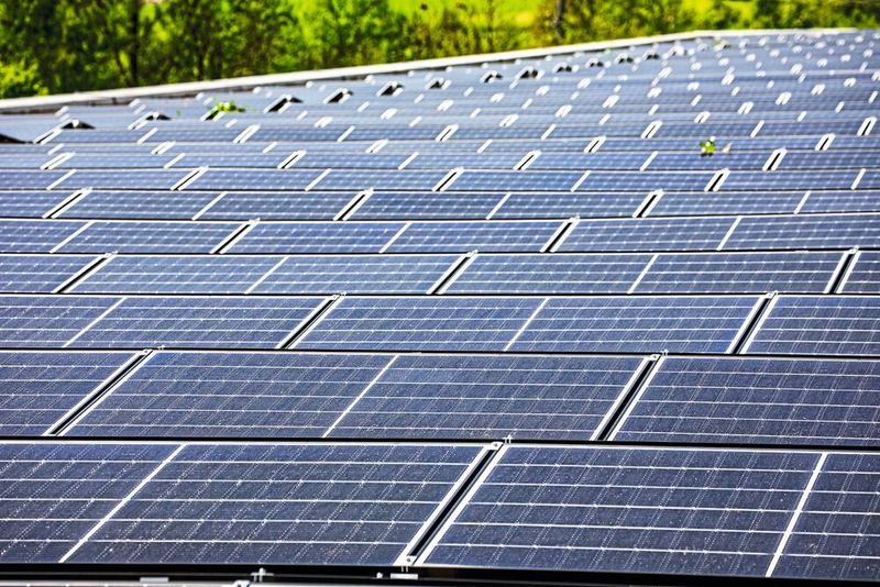 Die neue Photovoltaik-Anlage ist auf der Produktionshalle 1 von Bystranic installiert und liefert nicht nur Energie für die Produktion von Lasermaschinen sondern auch für E-Mobility. (Bystronic)