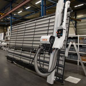 Harwi liefert seine robusten, einfach zu bedienenden Sägemaschinen vor allem an die holzverarbeitende Industrie.(Bild:  Lapp)