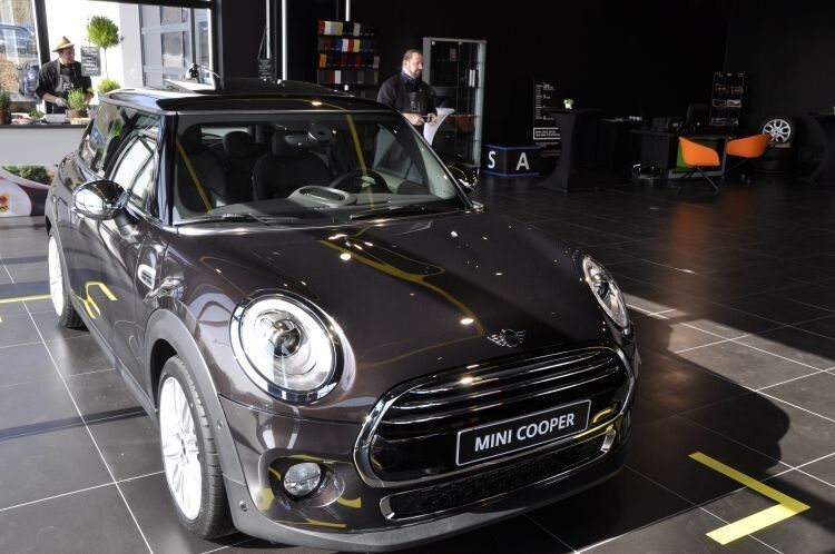 Als besonderes Highlight für die Gäste durfte Kaltenbach schon die neue Mini-Generation in seinem Ausstellungsraum zeigen. (Foto: Richter)