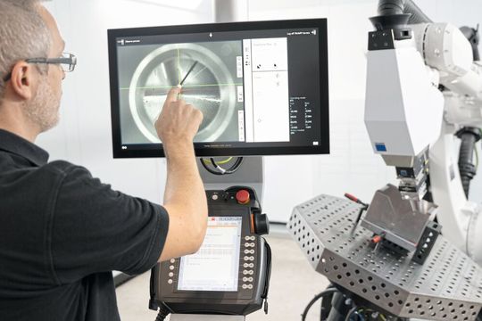 Mit der Software «TeachLine Touch» lässt sich die Schweisszelle bis zu 50 Prozent schneller programmieren und einrichten.(Bild:  Trumpf)