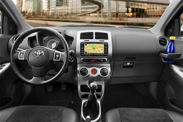 Das Interieur des Urban Cruiser wurde im europäischen Toyota-Design-Studio ED² entworfen. Tachometer und Drehzahlmesser sind auf einer gemeinsamen Achse angeordnet und sollen an einen Radarschirm erinnern. (Archiv: Vogel Business Media)