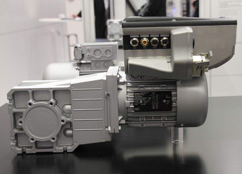 Der Drehstrommotor MF von Lenze, hier mit dem dezentralen Umrichter 8400 Motec und einem Kegelradgetriebe ausgestattet, bietet hohe Effizien in drehzahlgeregelten Anwendungen. (Bild: Michel)
