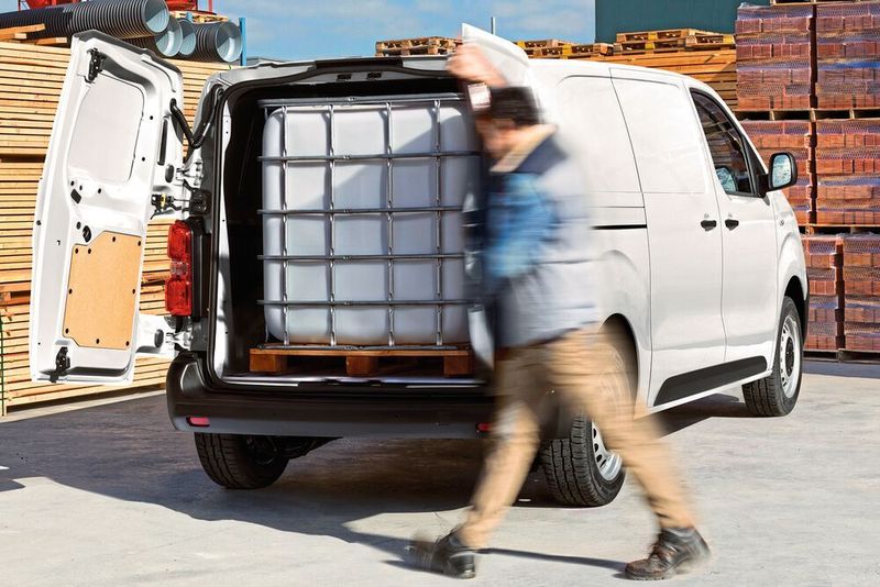 Das Ladevolumen von 4,6 bis zu 6,6 Kubikmetern der konventionell angetriebenen Jumpy-Modelle bleibt bei der E-Version erhalten. (PSA)