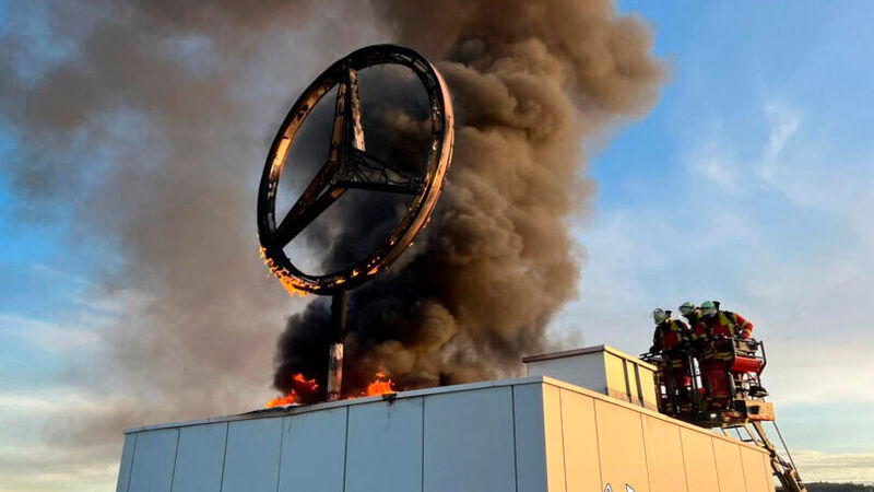 Stern auf dem Dach geht in Flammen auf