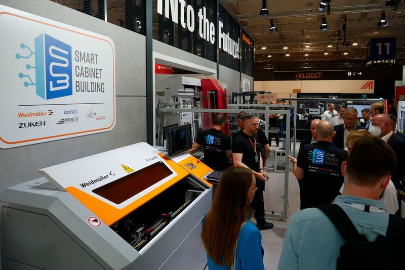 Unter dem Slogan Smart Cabinet Building hat Weidmüller auf der Hannover Messe außerdem gezeigt, wie der Schaltschrankbau automatisiert werden kann. Dazu gehört etwa auch die Beschriftung der Klemmen im Schaltschrank, die der Raillaser automatisiert übernehmen kann. Eine 1100 Milimeter lange Steckverbindung kann das Gerät innerhalb von 12 Minuten beschriften. Die Ziffern werden dabei eingebrannt und können daher nicht verschmiert werden.  (Bild: Sandro Kipar)