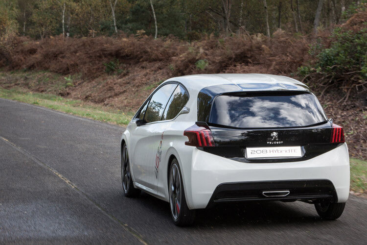 Das Hybrid-System des Franzosen kombiniert einen 1,2-Liter-Benzinmotor mit einem Elektroantrieb. (Foto: Peugeot)