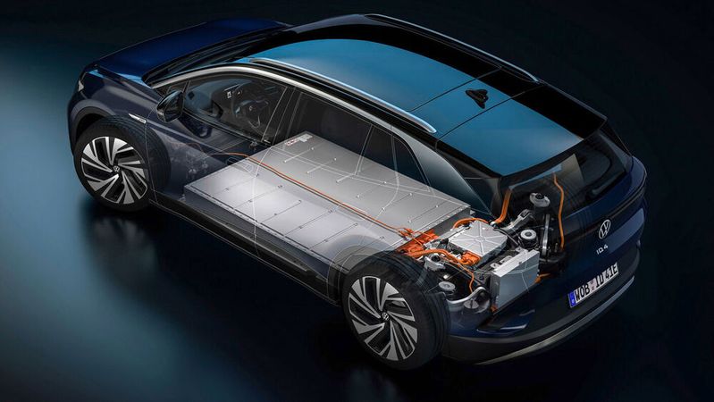 Die Kerben auf der Batterie-Deckplatte zeigen, wo die Module liegen: In diesem Fall sind es neun, ein Fach beherbergt Elektrik. (Bild:  Volkswagen)