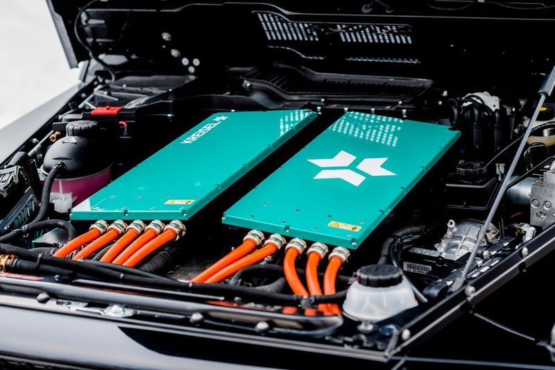 Statt eines Dieselaggregats beherbergt der Motorraum neben der Leistungselektronik auch Teile der Batterie. (Kreisel Electric GmbH / www.martinproell.com)