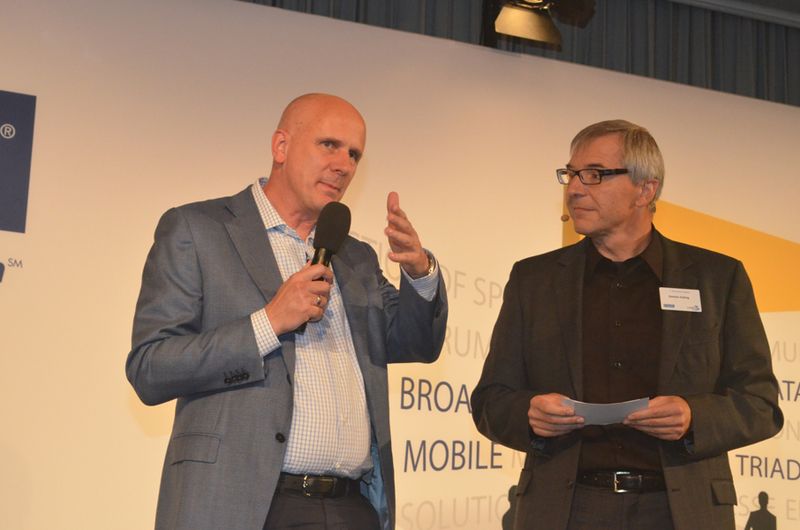 Tech-Data-Chef Michael Dressen (l.) eröffnet gemeinsam mit Moderator Damian Sicking den Kogress. (Archiv: Vogel Business Media)