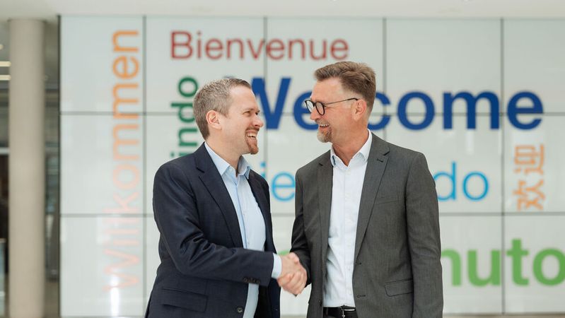 Daniel Schönfelder, Leiter des Unternehmensbereichs Battery Materials bei BASF (l.), und Marc Affüpper, Geschäftsführer der TSR Group, einigten sich auf eine Zusammenarbeit beim Recycling von E-Auto-Batterien.(Bild:  BASF)