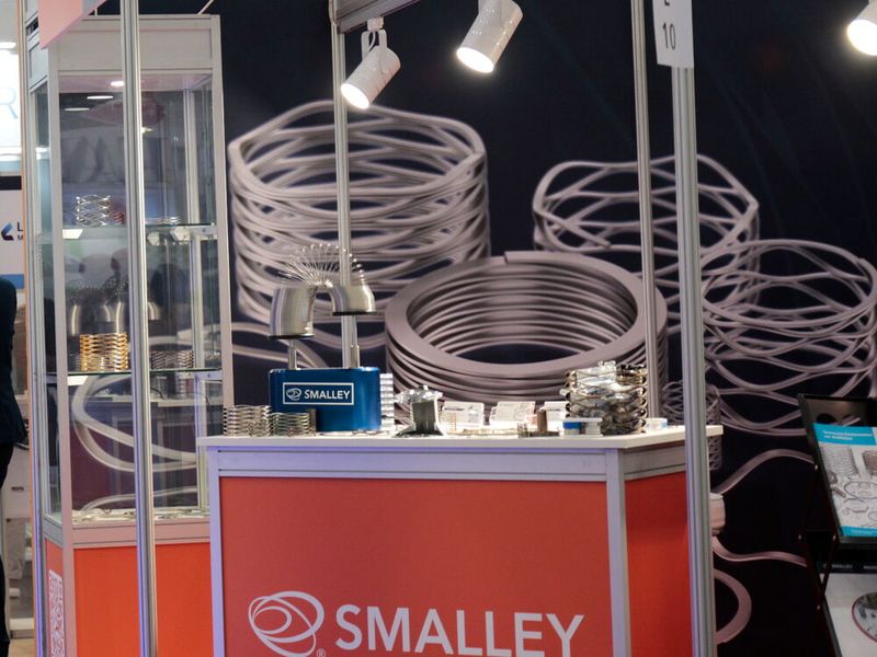 Smalley Europe informierte am Stand über Wellenfedern, Sicherungsringe und Ringe mit konstantem Querschnitt. (Bild: Breunig – VCG)
