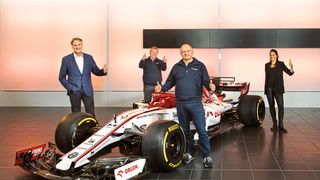 V. l. n. r.: Jochen Nutz (CEO des Sauber-Fertigungspartners Walter Meier Fertigungslösungen AG), Ernst Keller (Produktionsleiter), Frédéric Vasseur (Team Principal Alfa Romeo Racing ORLEN and CEO Sauber Motorsport AG) und MSM-Redaktorin und Dipl.-Physikerin Marina Hofstetter.  (Bild: Thomas Entzeroth)