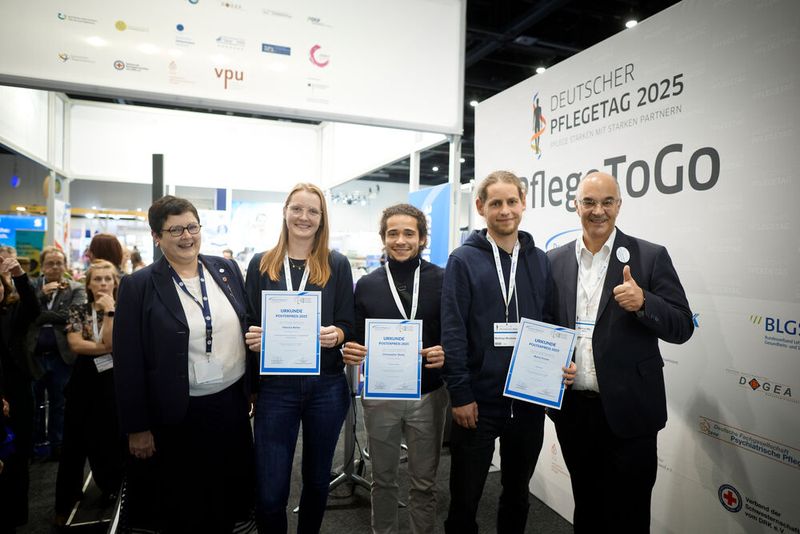 Preisträgerinnen und Preisträger des Posterpreises 2025: Viktoria Neller, Christopher Beetz, Maria Kunze. (Bild: Jan Pauls / Deutscher Pflegetag)
