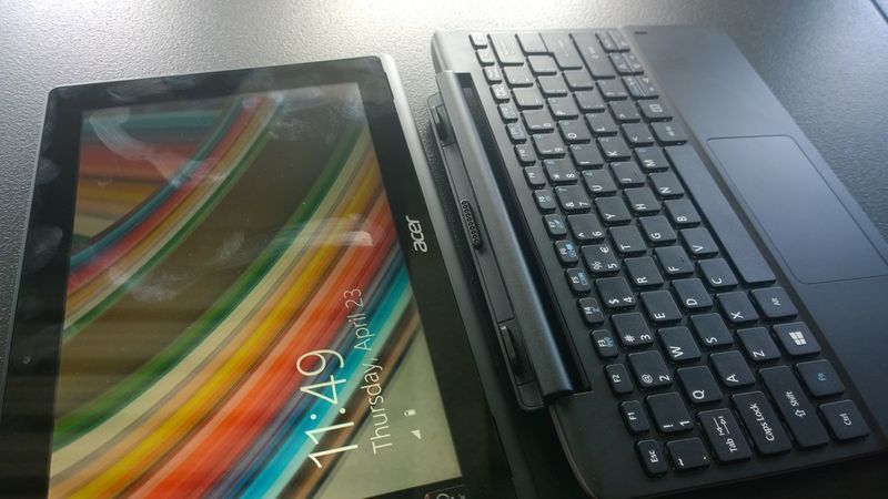 Die Magnetverbindung zwischen Tablet und Keyboard-Dock beim Aspire Switch 10 E im Detail. (Bild: IT-Business)