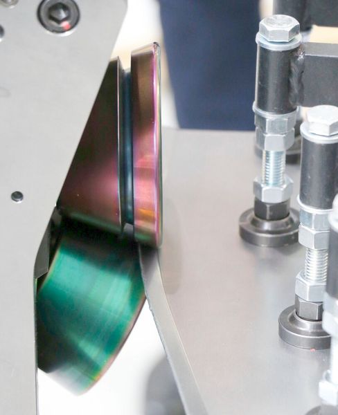 Auch das Rollformen mit Roboteruntersützung hat man am Fraunhofer-IWU optimiert. Ein optisches Messsystem erfasst dabei nämlich jetzt die bei jeder Fahrt erreichte Ist-Geometrie und analysiert Abweichungen. Bei den nachfolgenden Bearbeitungszyklen wird korrigiert. (Bild: Fraunhofer-IWU)