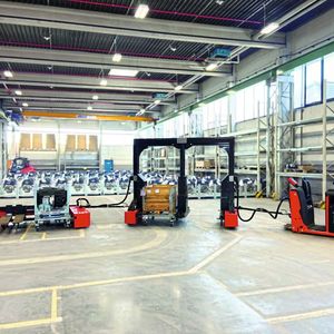 Mit innovativen Funktionen für Anhänger mit C-Rahmen und Bügelrahmen macht Linde Material Handling den gebündelten horizontalen Warentransport noch sicherer und flexibler.(Bild:  Linde Material Handling)