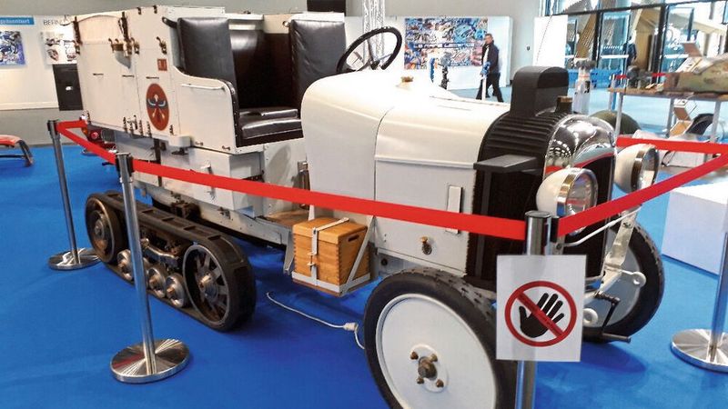Einen Hauch Oldtimer auf der Automechanika vermittelte der Stand von Glasurit. Hier gab es Preziosen wie diesen Nachbau eines Citroën-Kégresse Scarabée d'Or von 1922 zu bestaunen. (Bild: Dominsky – »kfz-betrieb«)