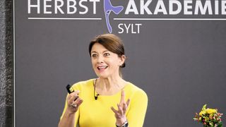 Über 200 Personen verfolgten die virtuelle Herbstakademie am ersten Tag. Am Samstagmorgen loggten sich noch einige mehr ein, um Sabine Hübner bei ihrem Vortrag mit dem Titel „Servicekultur für Echt-Menschen“ zu erleben.   (Bild: Zietz/»kfz-betrieb«)