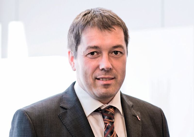 „Der einzige Unterschied zwischen einer vollelektrischen Anlage und einer hydraulisch-hybrid betriebenen Anlage ist die Synchronisation der Achsen, die bei vollelektrischen Anlagen besser aufeinander abgestimmt werden“, sagt der Transfluid-Geschäftsführer Konstruktion/Produktion  Benedikt Hümmler. (Bild: Transfluid/Tim Friesenhagen)