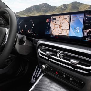 Das Display ist leicht konkav.(Bild:  BMW)