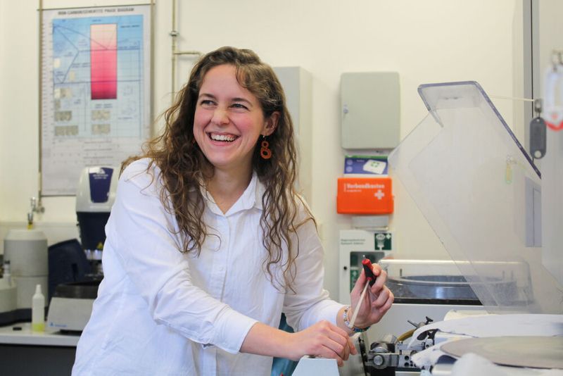 Julianna Posey beim Vorbereiten der Stahlproben für ihre Untersuchung. Die US-Amerikanerin ist für ihre Promotion an der Hochschule Osnabrück nach Deutschland gekommen. (Bild: Hochschule Osnabrück)